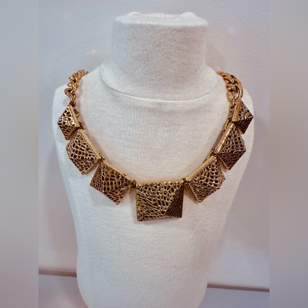 BCBGMAXAZRIA Gold-Tone Statement Necklace & Bracelet Set Perfect for Holidays - Picture 4 of 9